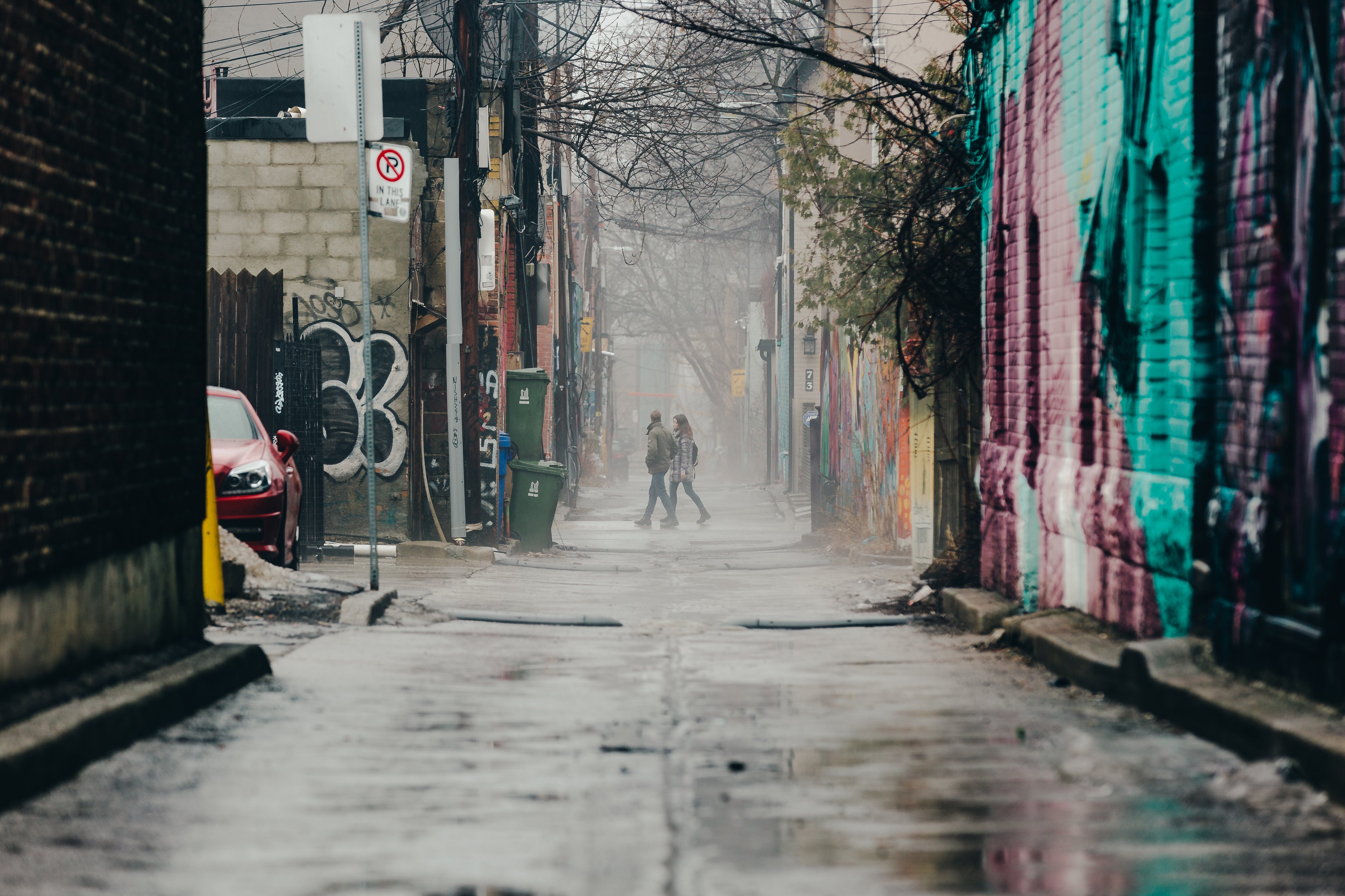 files/couple-walking-through-graffiti-alley.jpg